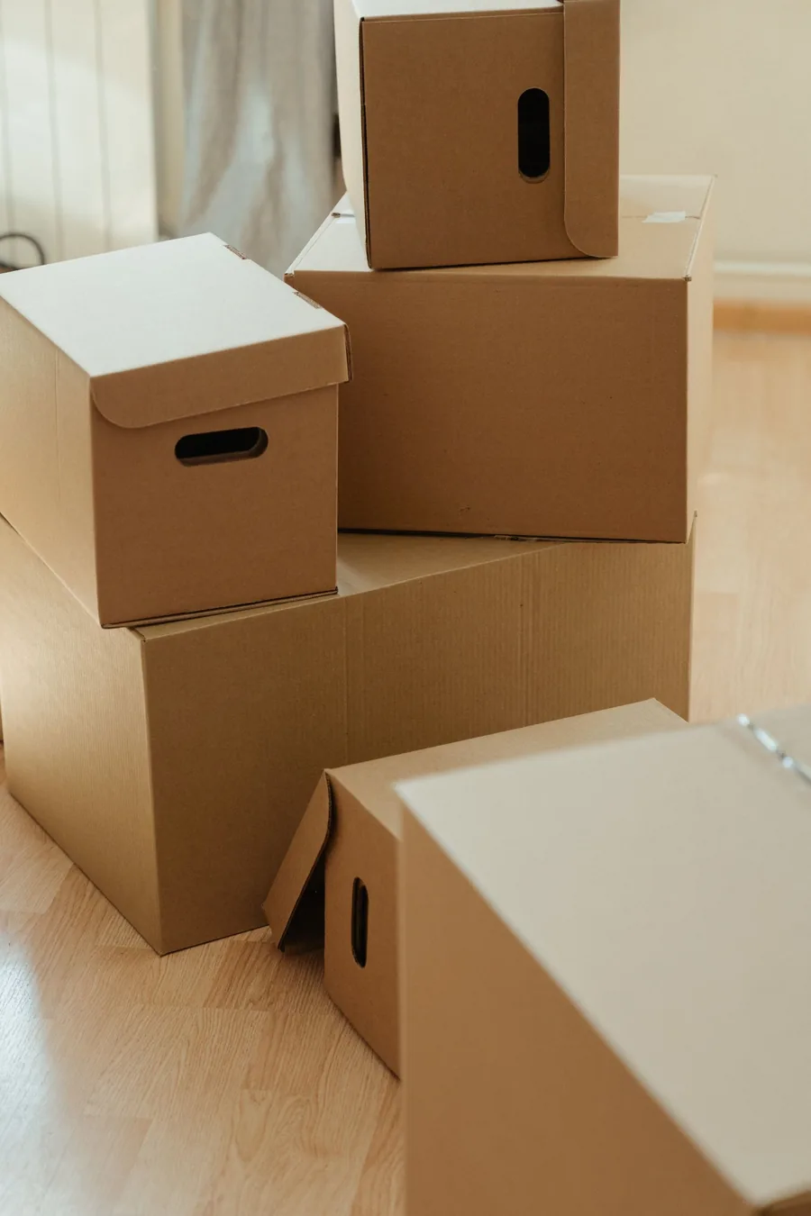 Cajas de cartón de distintos tamaños apiladas sobre un suelo claro